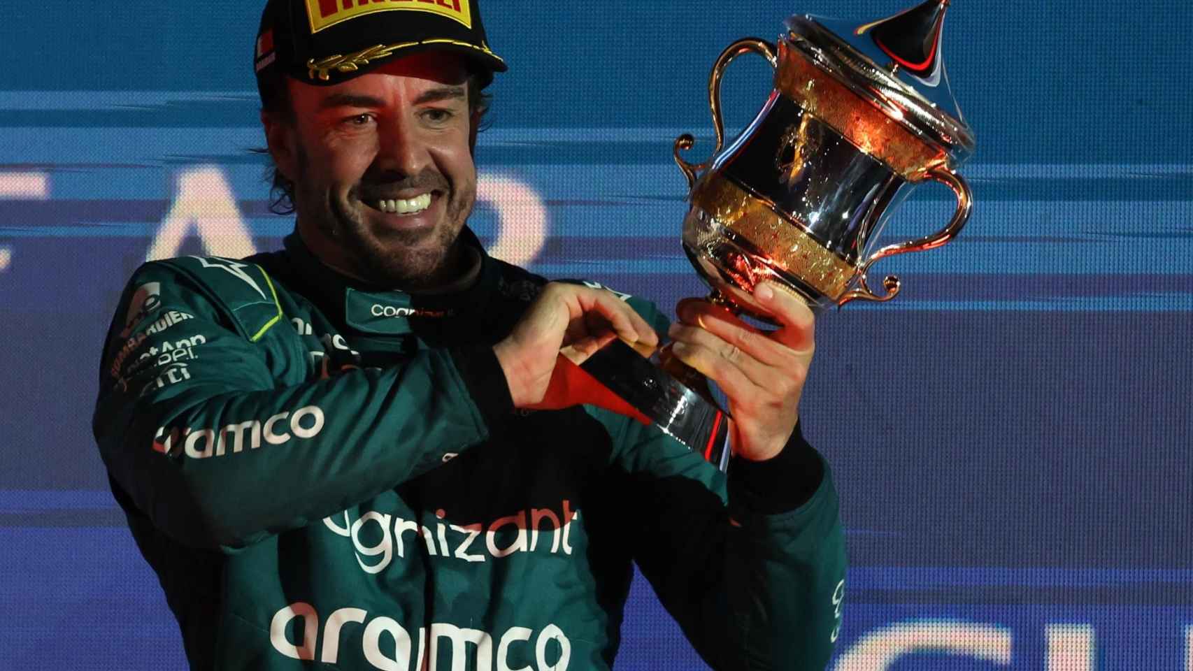 Fernando Alonso, con el trofeo en el podio del GP de Bahrein.