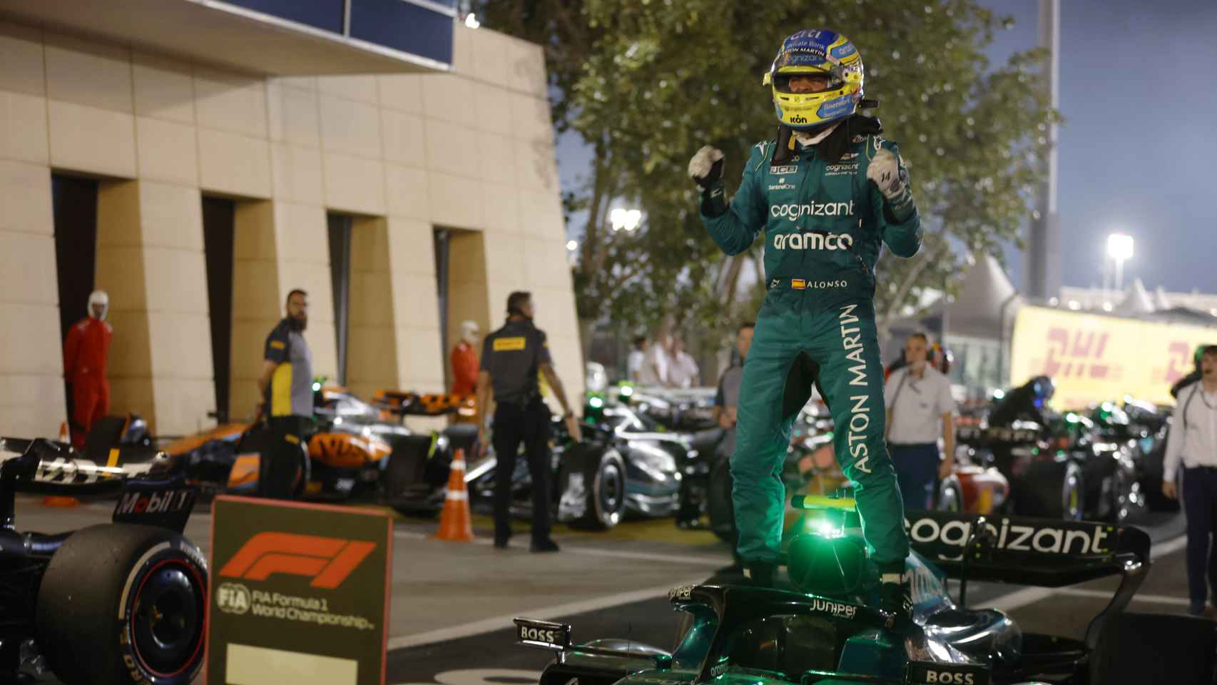 Fernando Alonso celebra su tercera posición sobre su Aston Martin
