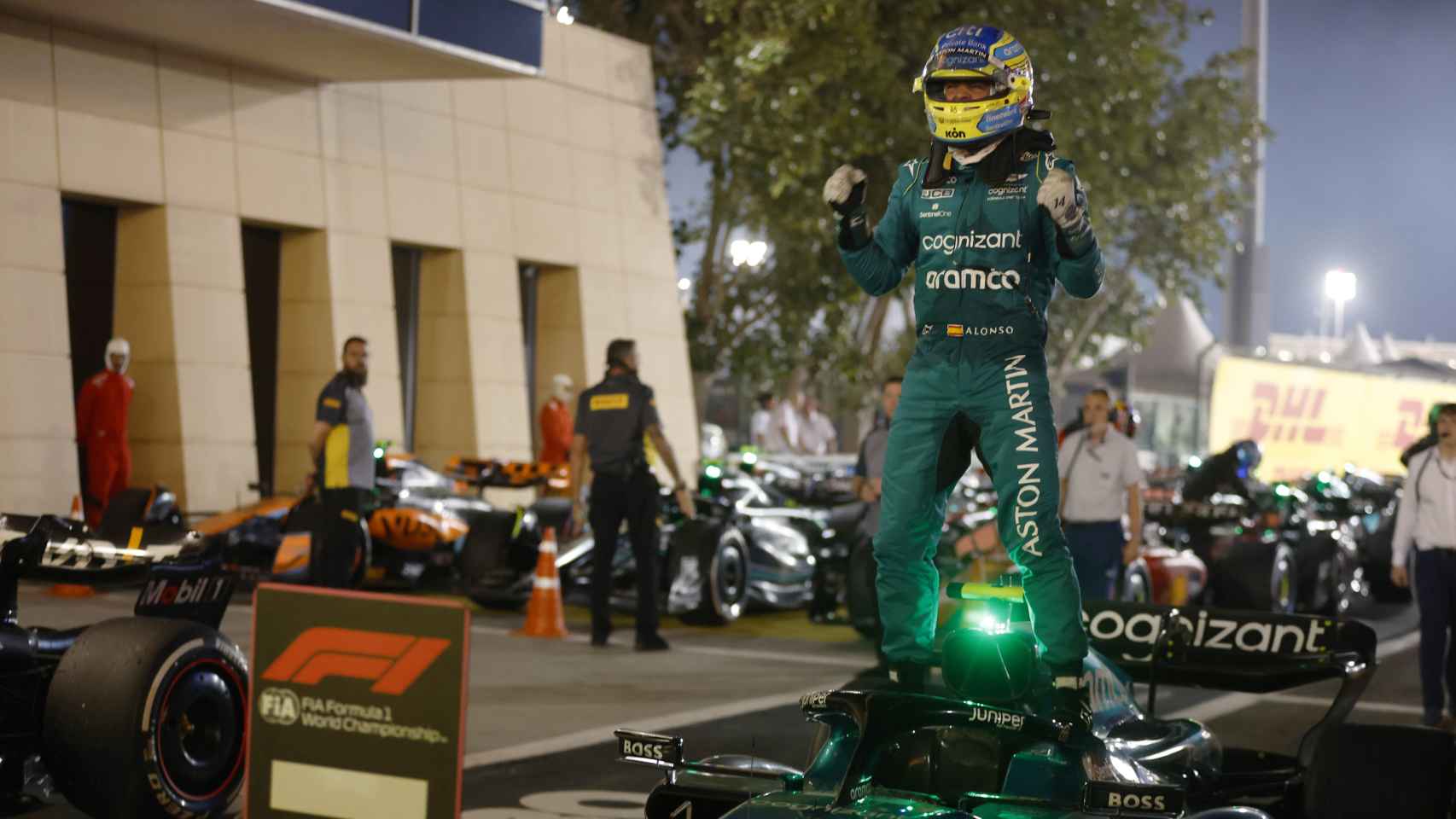 Fernando Alonso celebra su tercera posición sobre su Aston Martin.