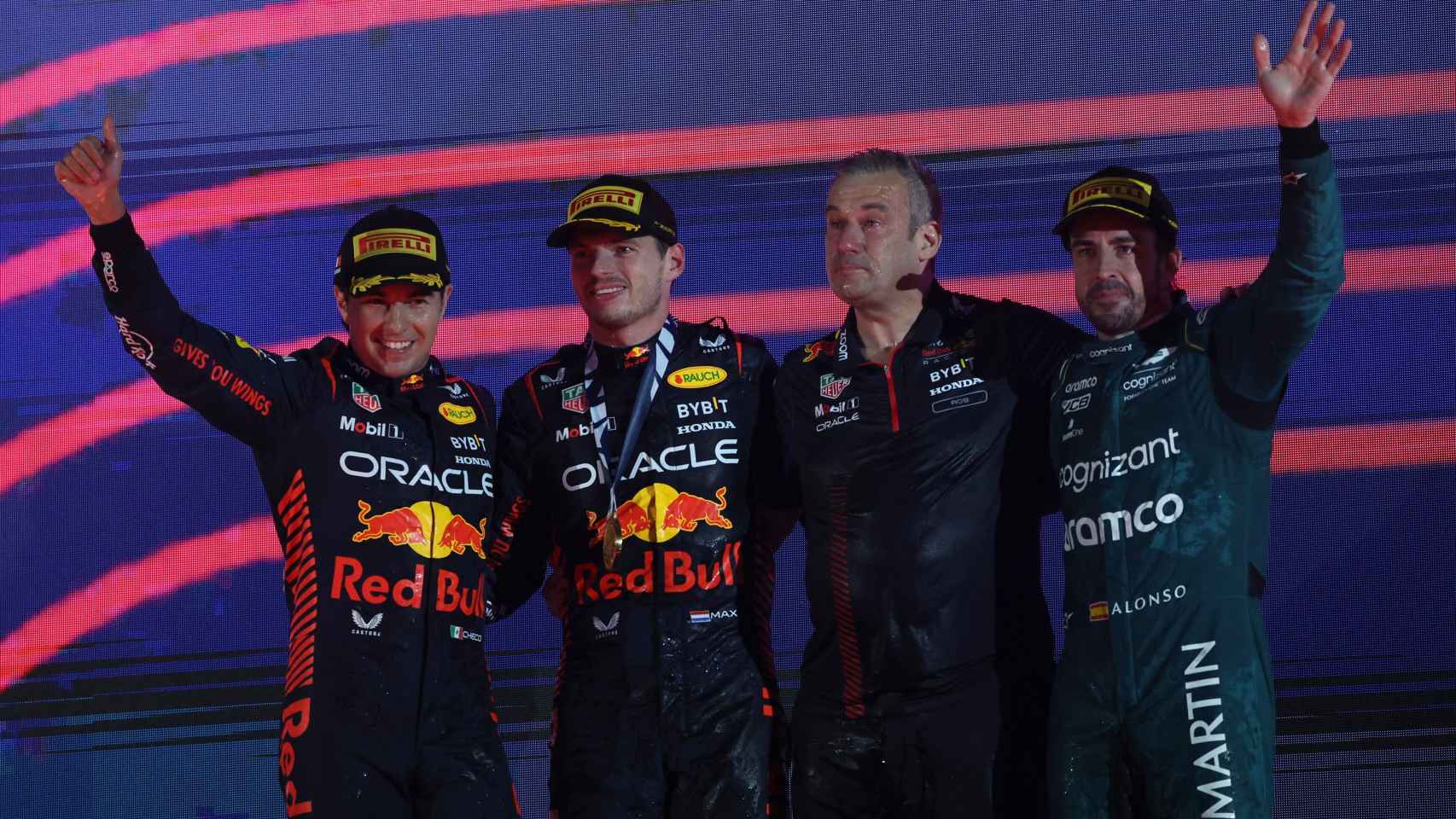 Sergio Pérez, Max Verstappen y Fernando Alonso, en el podio de Baréin junto a Rob Reeve