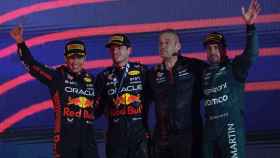 Sergio Pérez, Max Verstappen y Fernando Alonso, en el podio de Baréin junto a Rob Reeve