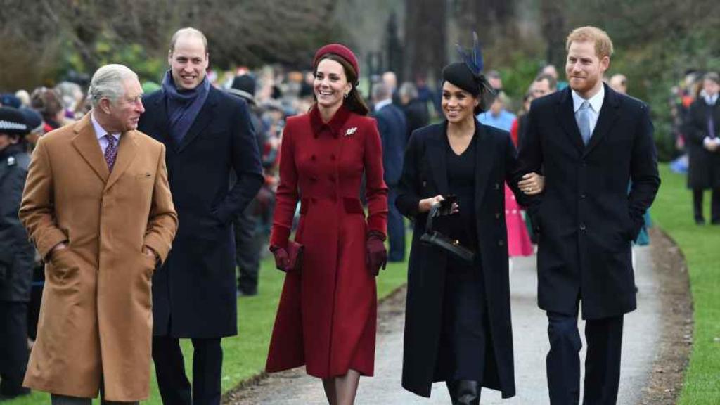 Carlos III junto a sus hijos y nueras en una fotografía tomada en diciembre de 2018, en Sandringham.