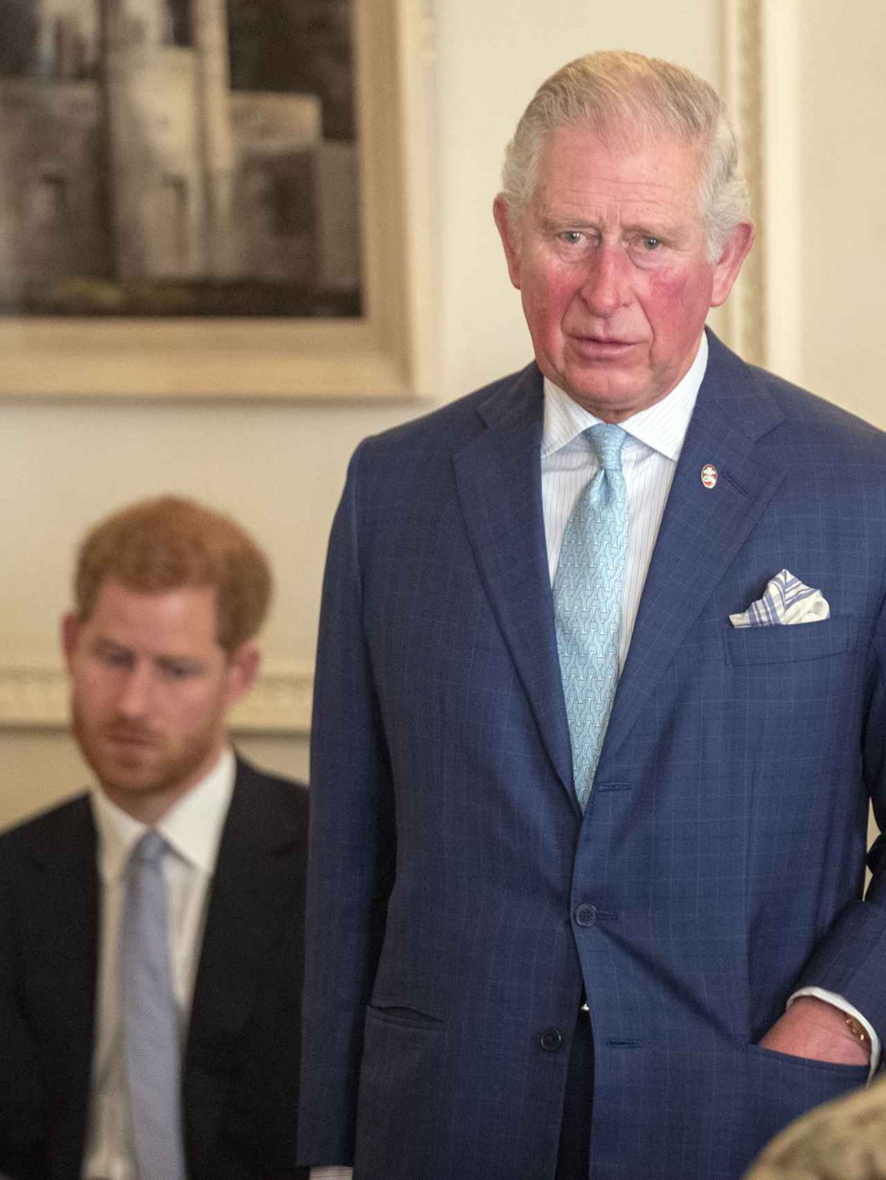 El rey Carlos III junto a Harry, en un segundo plano, en Londres, en diciembre de 2018.