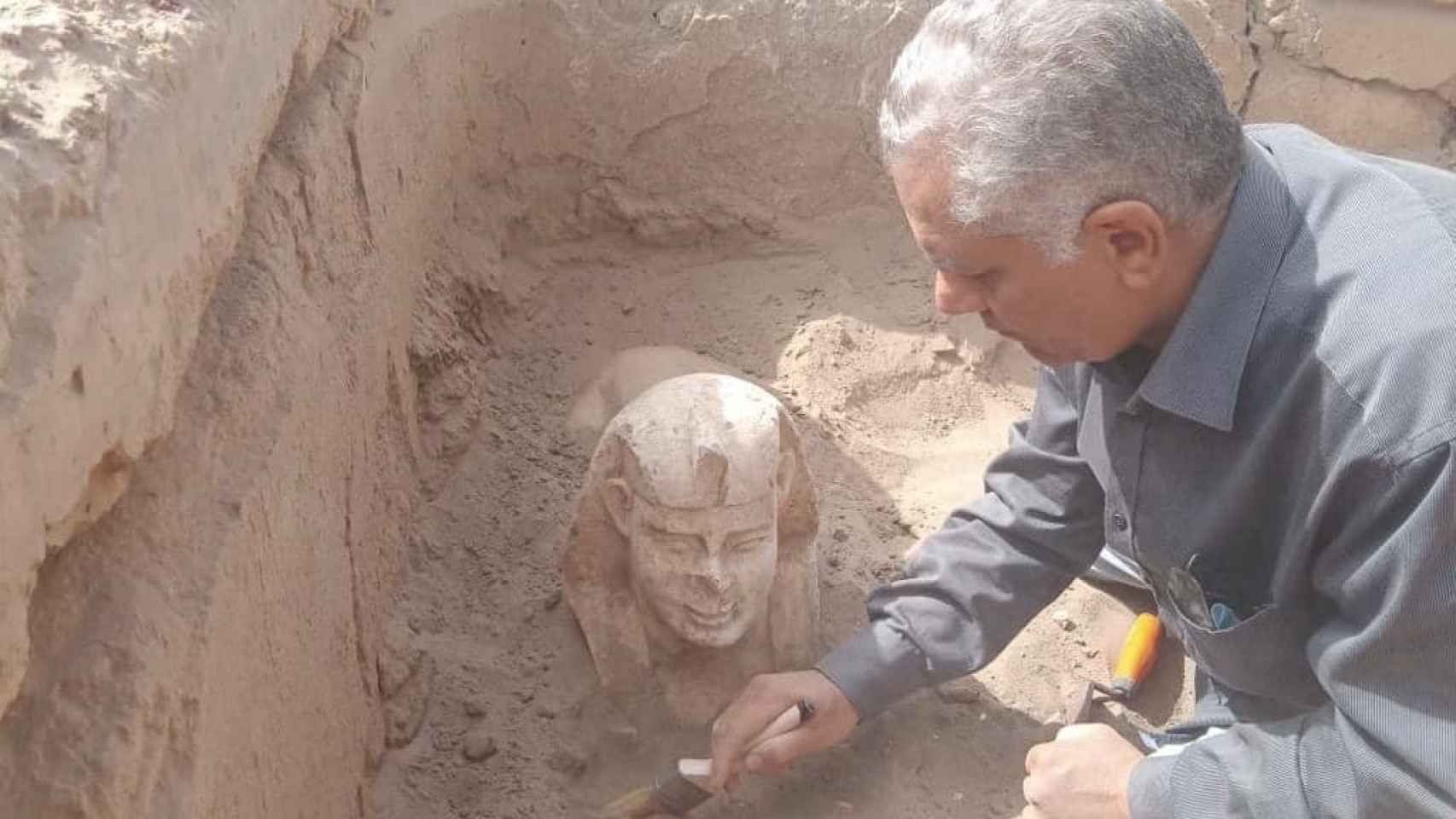 Uno de los miembros de la misión arqueológica trabaja en la extracción de la esfinge. Foto: Ministerio de Antigüedades de Egipto