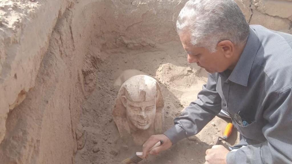Uno de los miembros de la misión arqueológica trabaja en la extracción de la esfinge. Foto: Ministerio de Antigüedades de Egipto