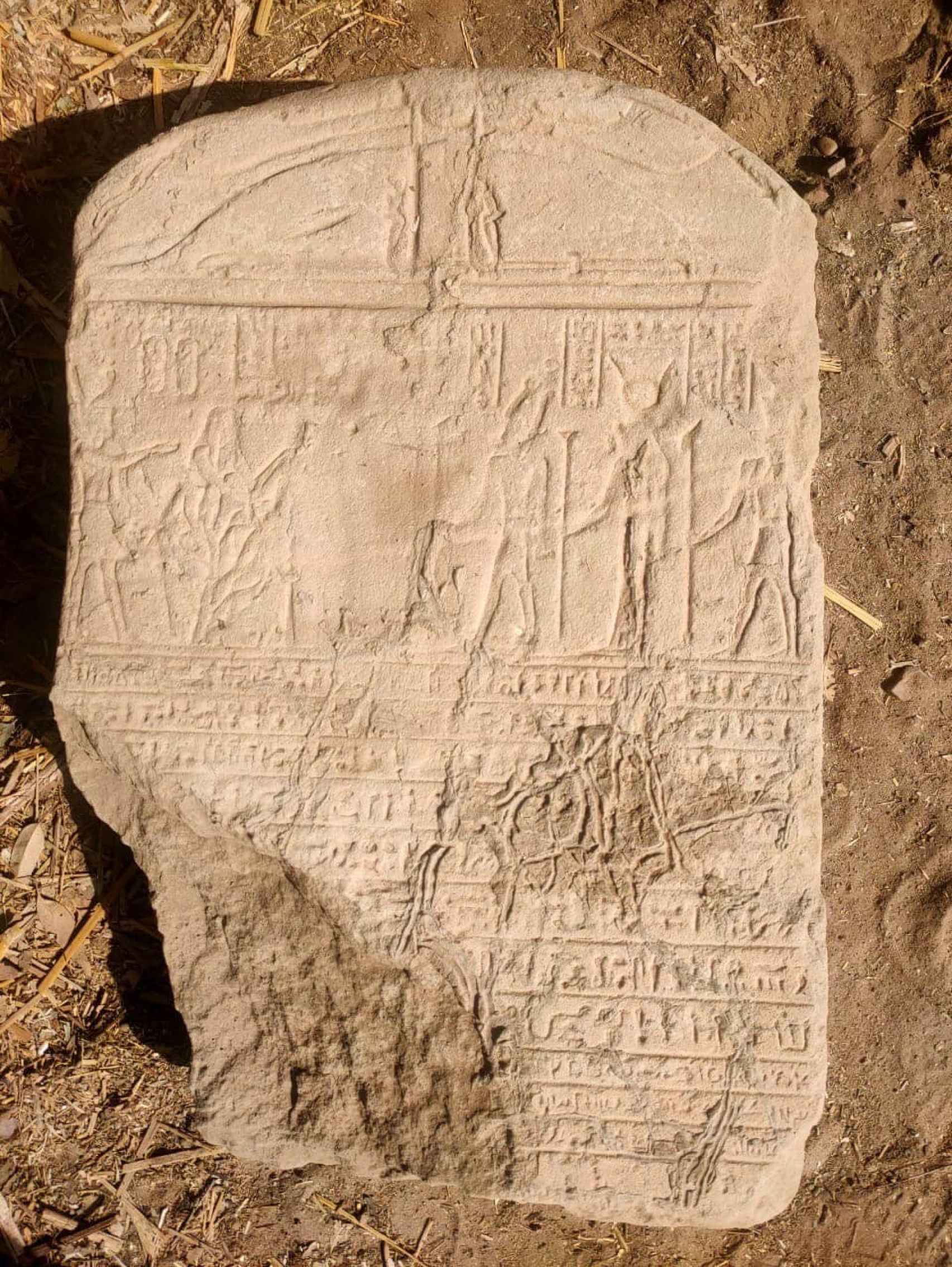 Tableta con inscripciones en jeroglífico y demótico. Foto: Ministerio de Antigüedades de Egipto
