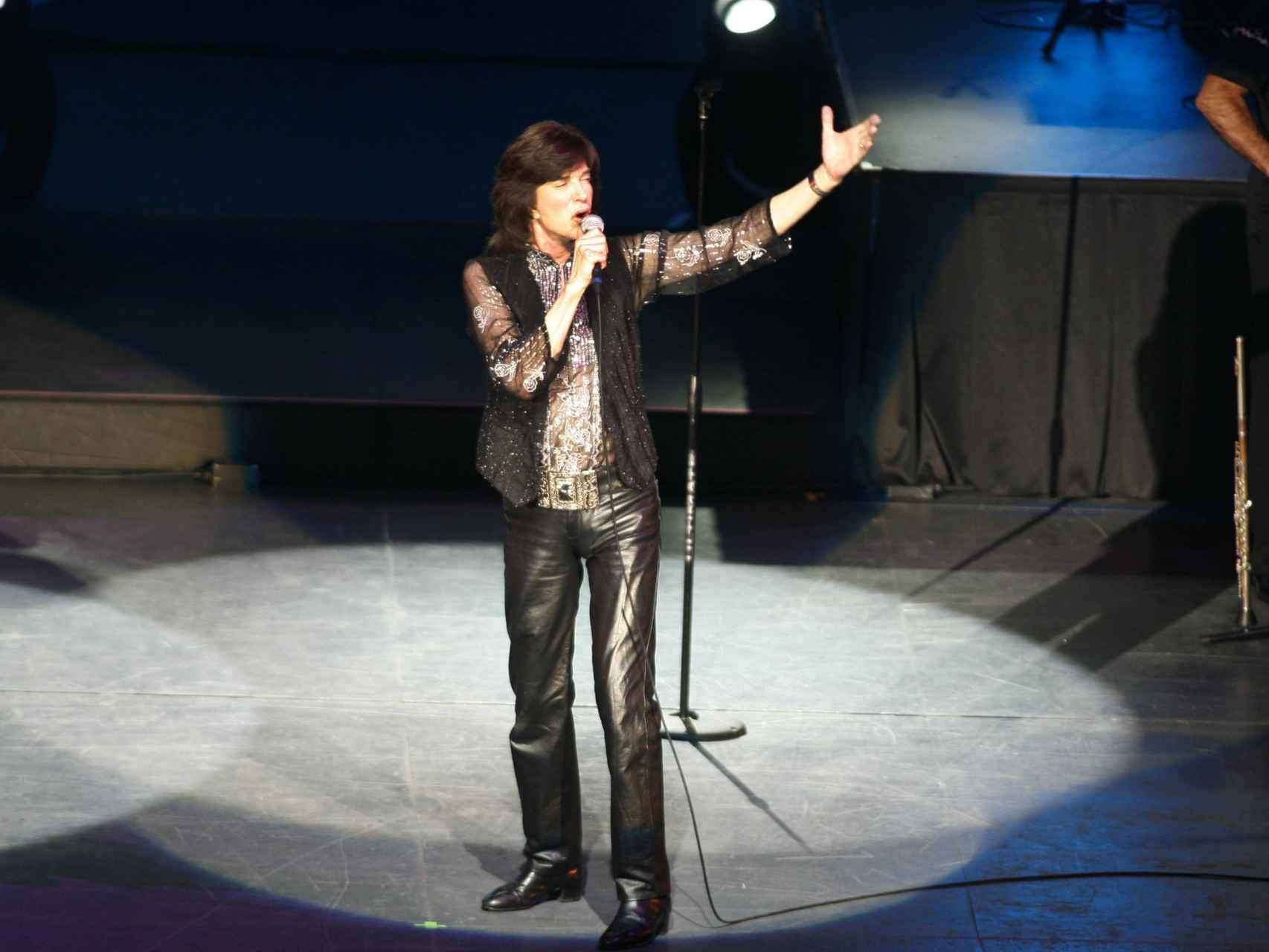 Camilo Sesto sobre el escenario, durante una actuación en México, en 2009.