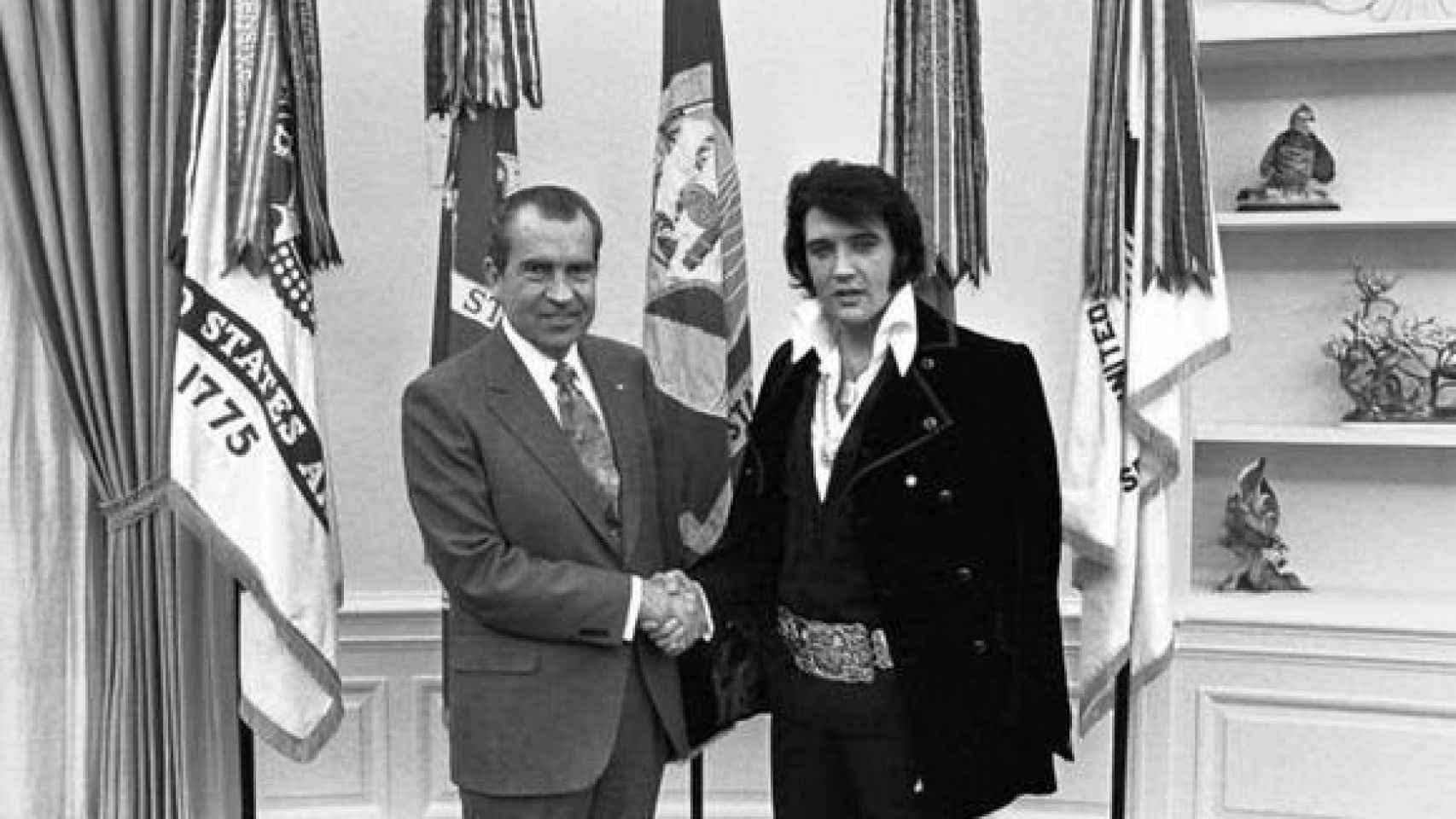 Nixon y Elvis se estrechan la mano en un encuentro en la Casa Blanca.