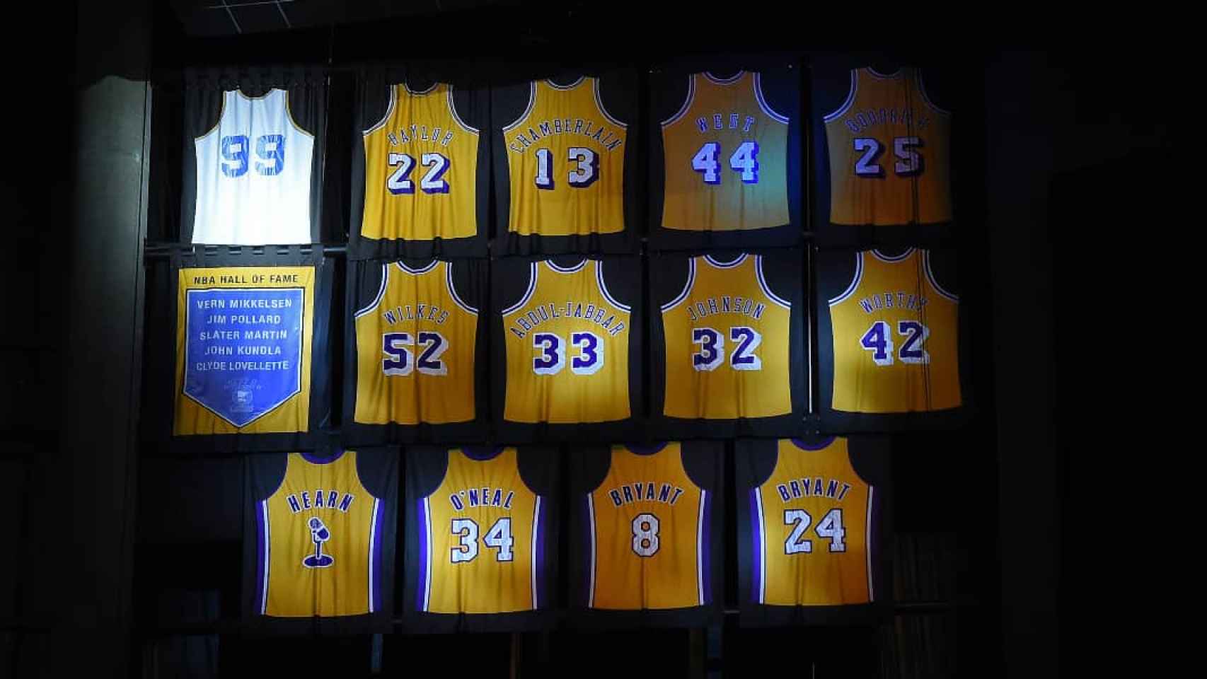 Los dorsales retirados de Los Angeles Lakers antes del '16' de Pau Gasol