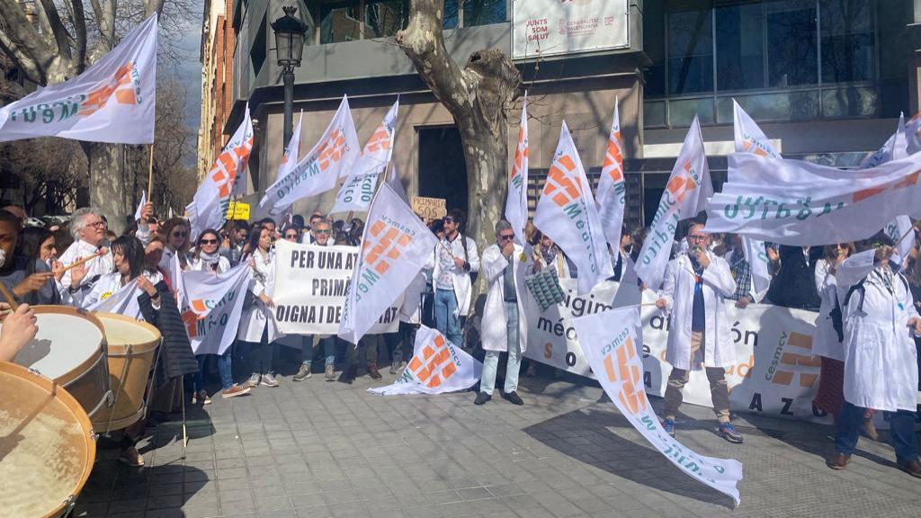 Protesta de los médicos ante la Conselleria de Sanidad. EE