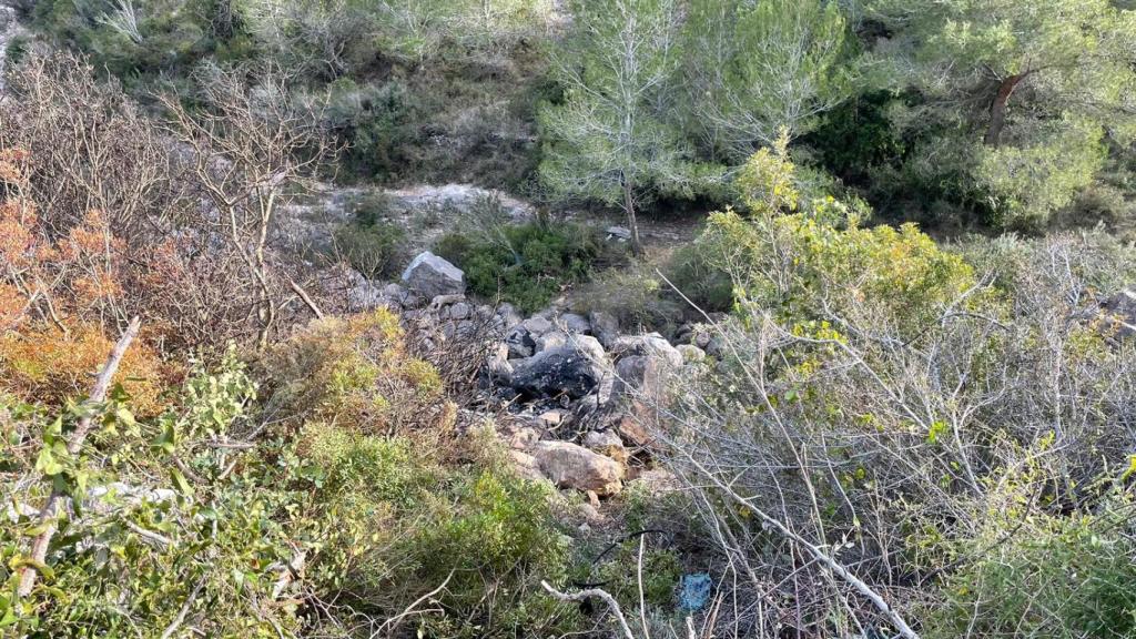 Lugar al fondo del precipicio donde impactó y se incendió el vehículo.