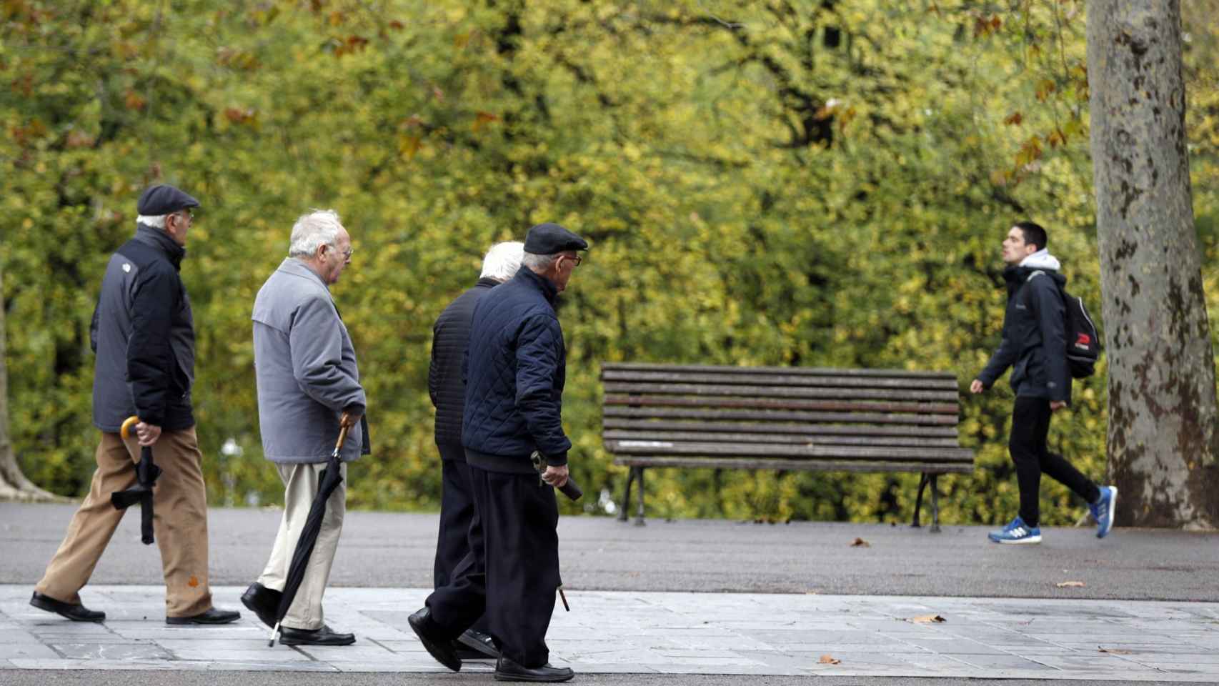 Un grupo de jubilados en un parque, en imagen de archivo.