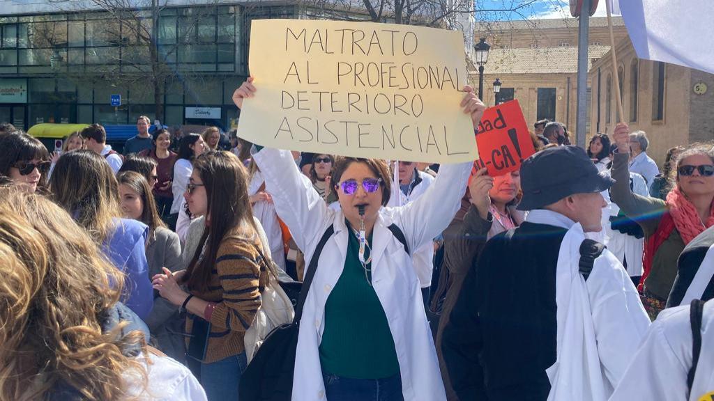 Manifestante durante una huelga de médicos, en Valencia. EE