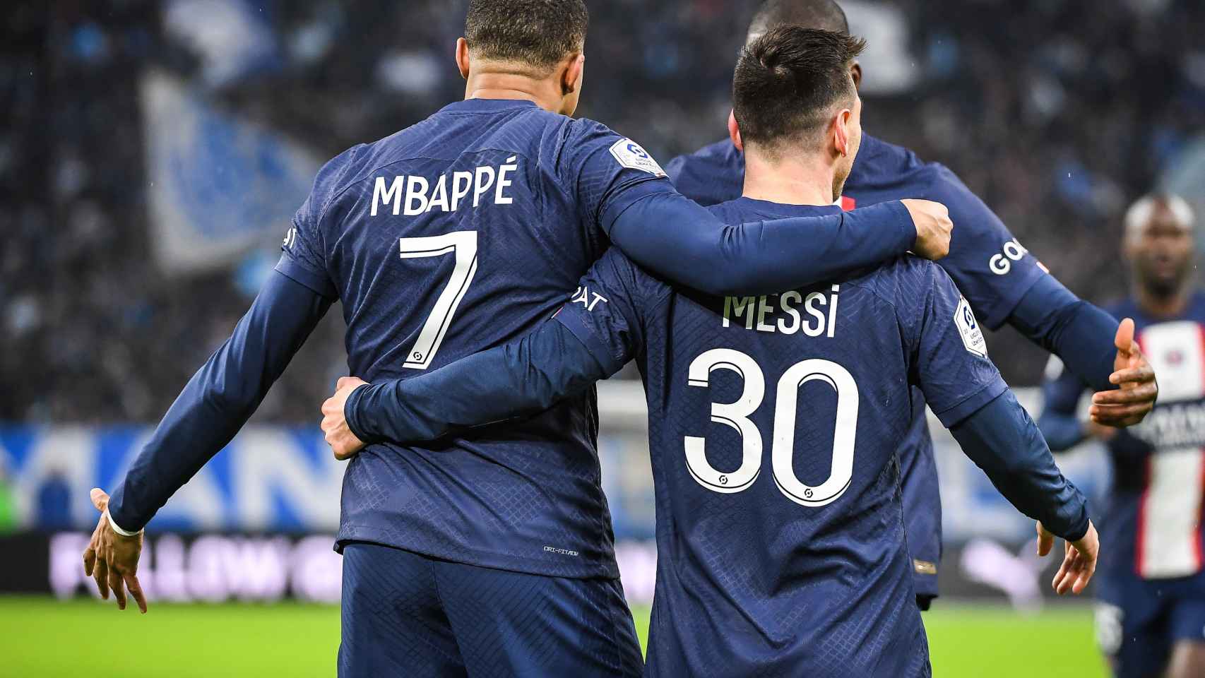 Mbappé y Messi, celebrando un gol con el PSG en la temporada 2022/2023