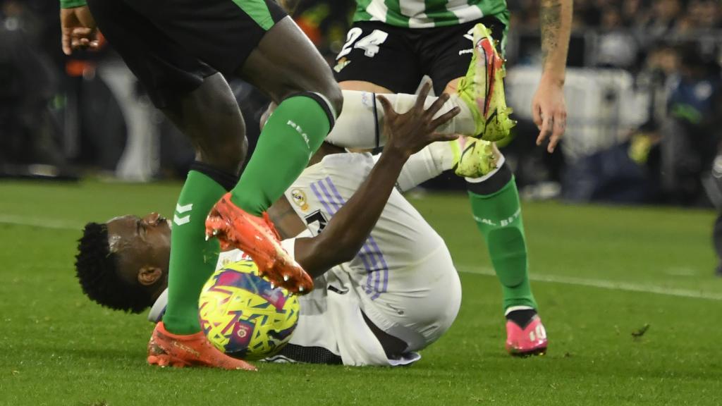 Sabaly y Ruibal hacen falta a Vinicius durante el Betis - Real Madrid