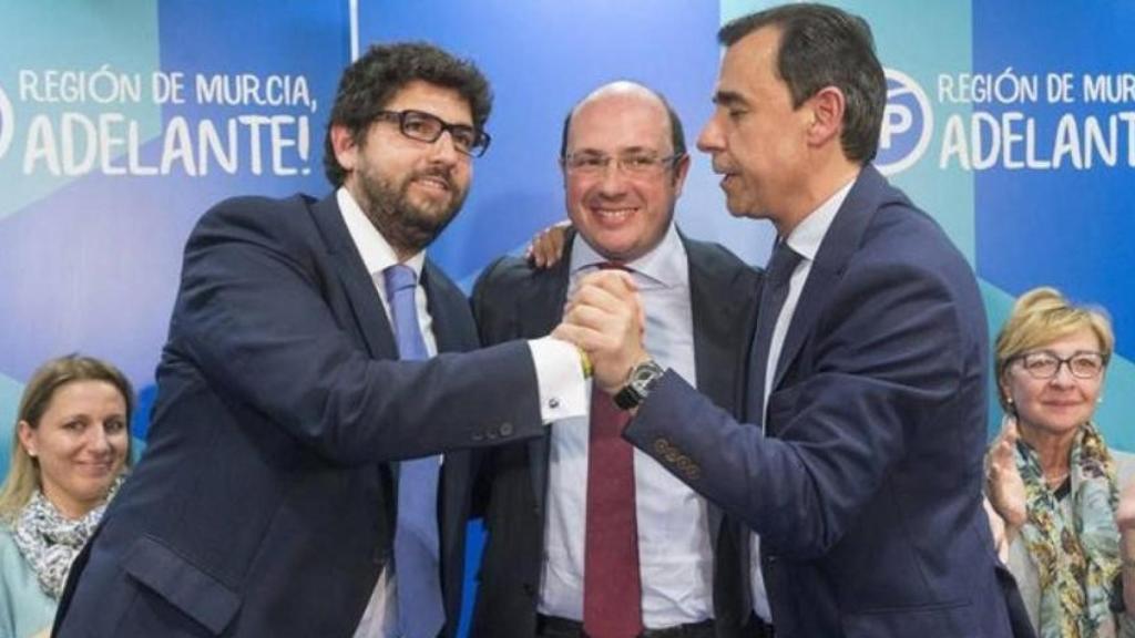 Fernando López Miras, Pedro Antonio Sánchez y Fernando Martínez-Maíllo, en 2017, tras anunciar el relevo en el Gobierno de la Región de Murcia por la investigación judicial del 'Caso Auditorio'.