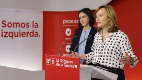 La ministra y portavoz del PSOE, Pilar Alegría, junto a la secretaria de Igualdad, Andrea Fernández este lunes en Ferraz.