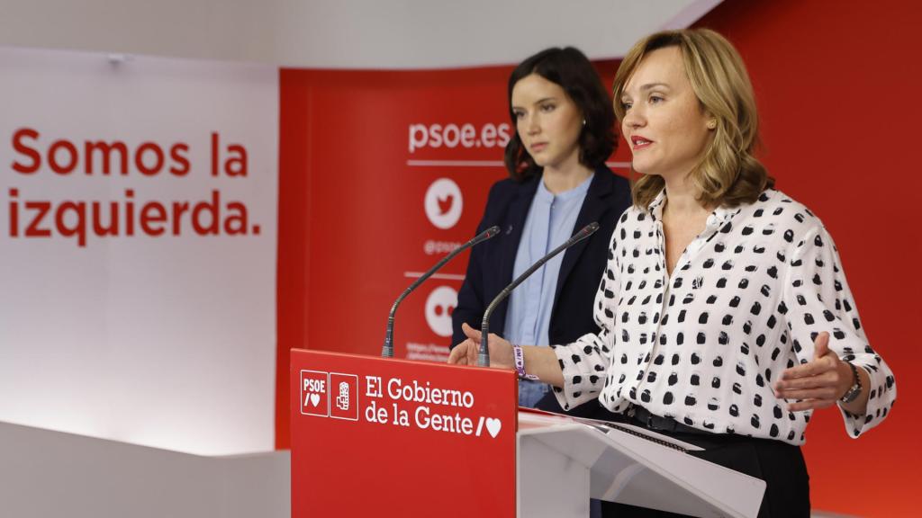 La ministra y portavoz del PSOE, Pilar Alegría, junto a la secretaria de Igualdad, Andrea Fernández este lunes en Ferraz.