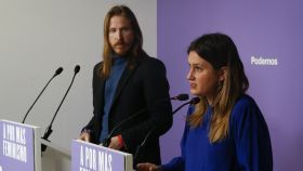 Los portavoces de Podemos, Pablo Fernández (i) y Alejandra Jacinto (d), este lunes en la sede del partido en Madrid.