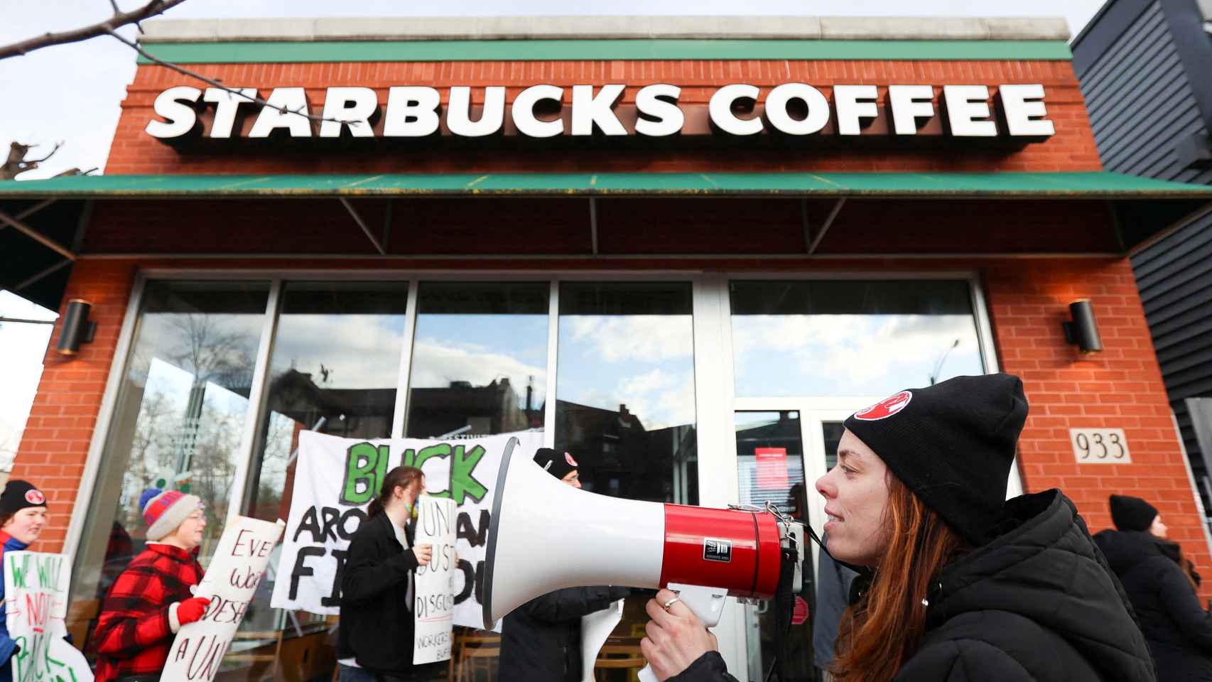 Trabajadores de Starbucks se manifiestan ante un establecimiento de la cadena en Buffalo, Nueva York.