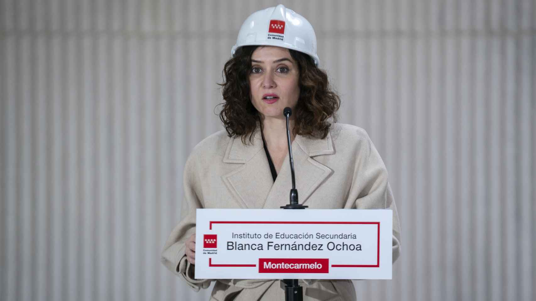 Isabel Díaz Ayuso, interviene durante su visita a las obras del nuevo Instituto de Enseñanza Secundaria Blanca Fernández Ochoa.