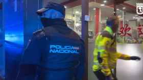 Un policía y un sanitario a las puertas del bar donde se produjo la agresión.