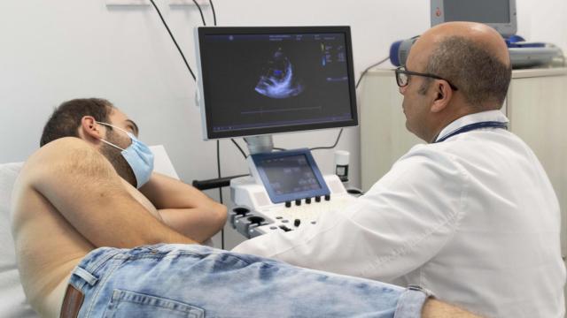 Un paciente en el servicio de cardiología del hospital Quirónsalud Marbella.