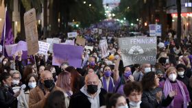 Cientos de miles de personas se lanzan a la calle en una movilización feminista por el 8M en Málaga.