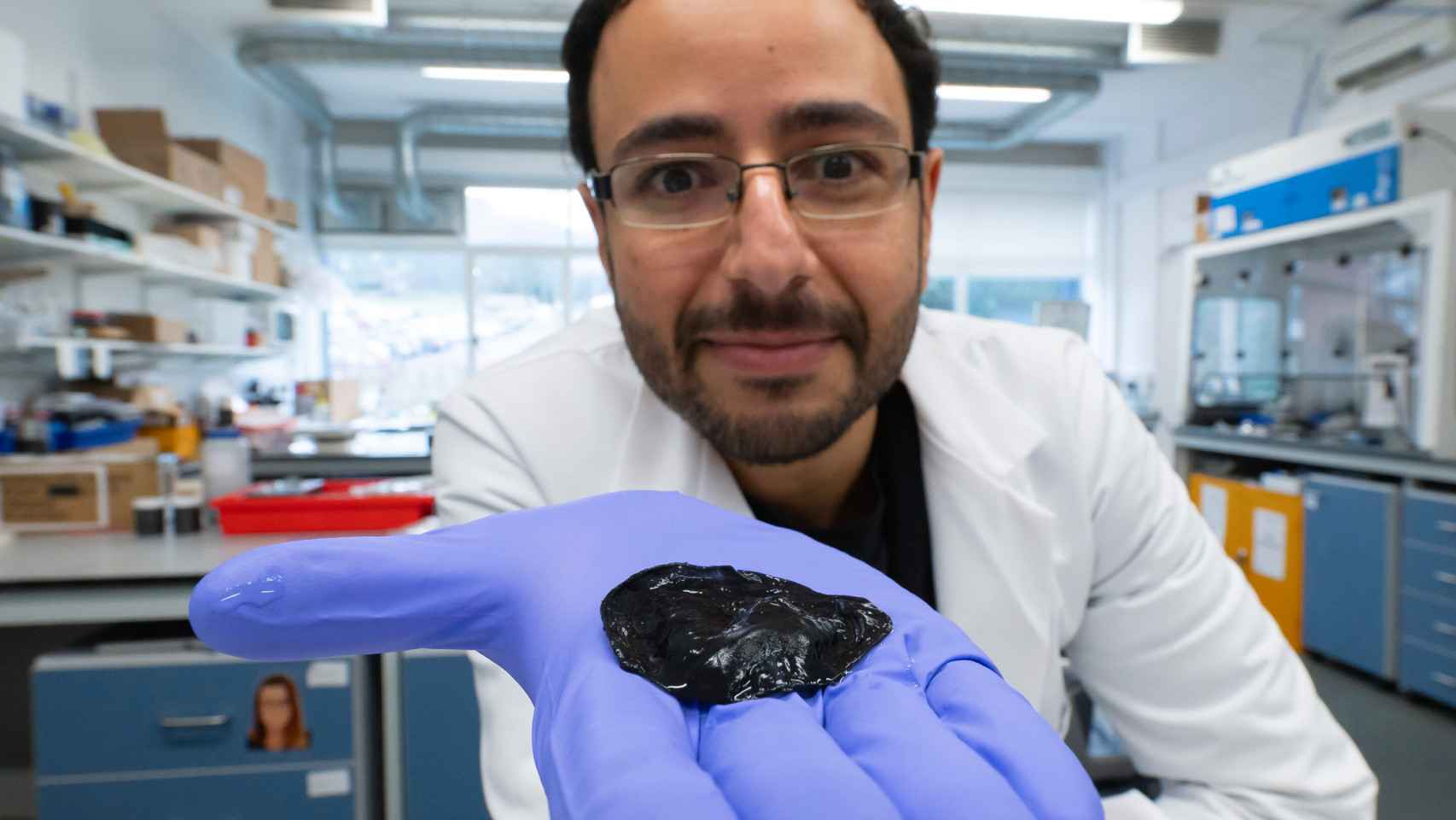 Uno de los investigadores de la Universidad de Sussex con una muestra del hidrogel