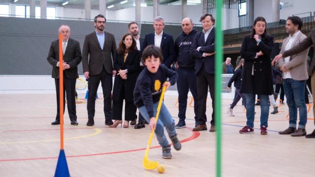 Un espectáculo de patinaje inaugura el renovado polideportivo de Monte Alto en A Coruña
