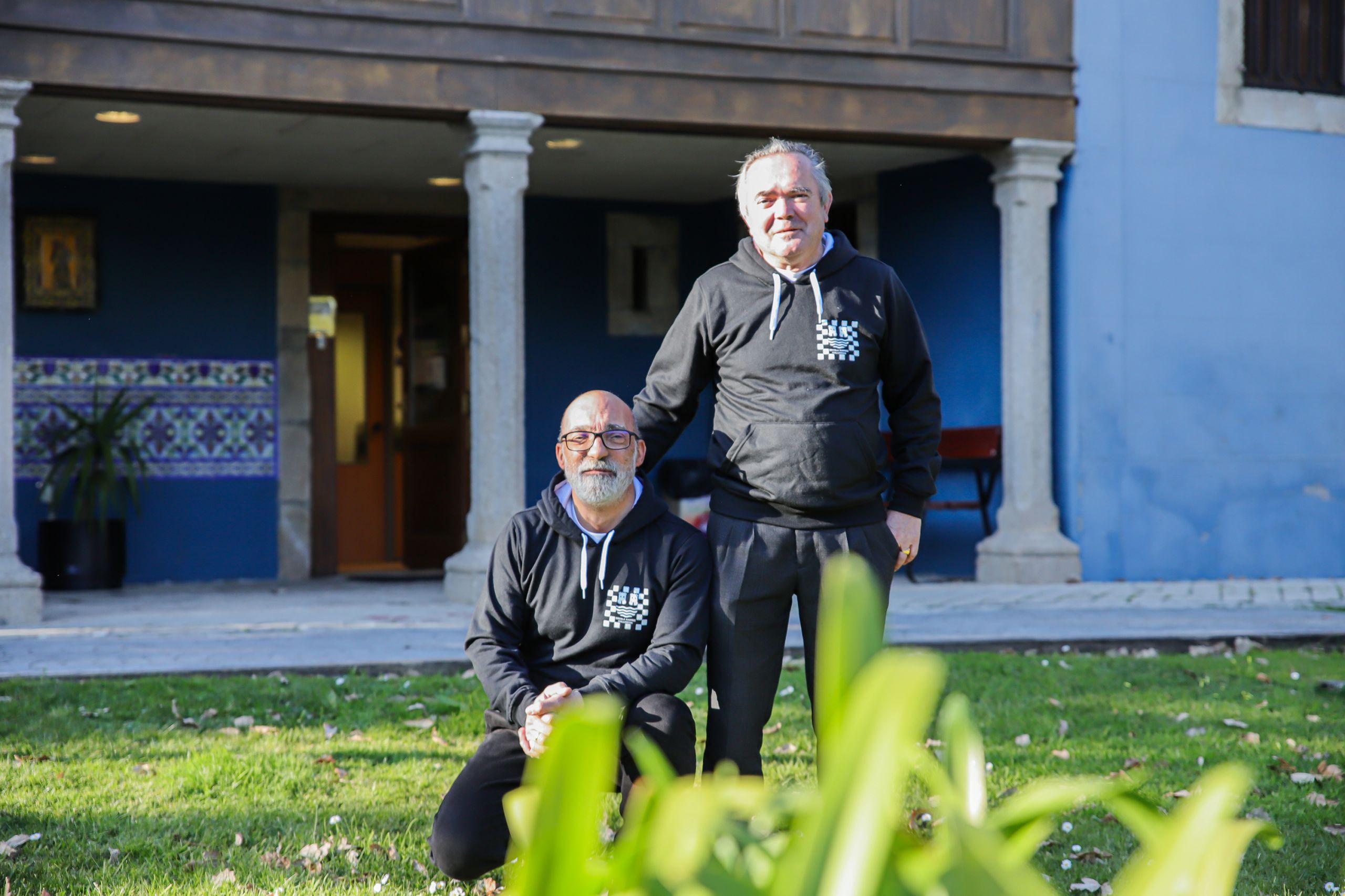 El presidente de la Escola Xadrez Culleredo, José Antonio Ferreño (de pie), y el vocal José Fernández (Concello de Culleredo).