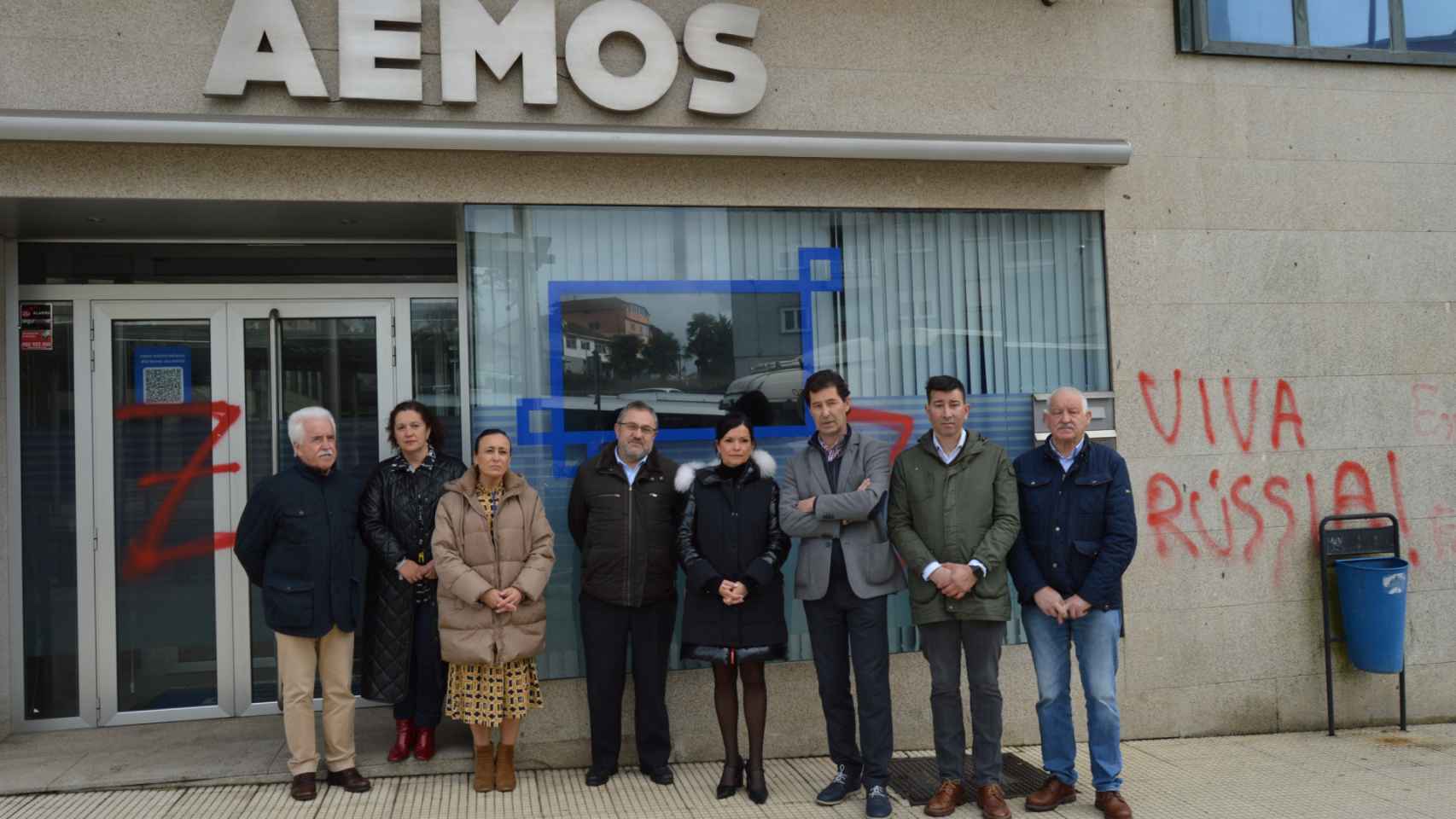 Concentración a las puertas de la sede de Aemos.