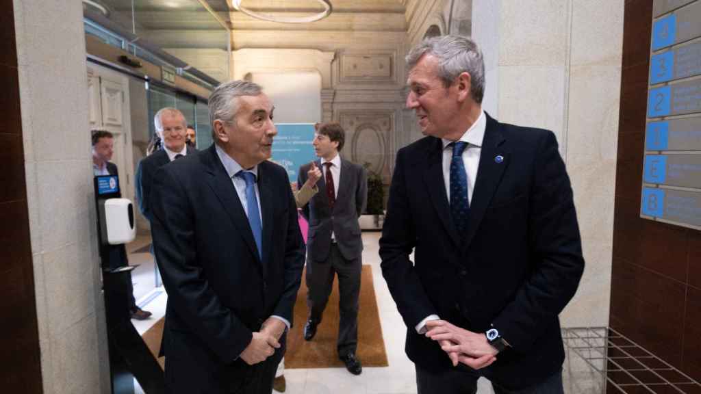 Alfonso Rueda junto al director general de Funcas, Carlos Ocaña.