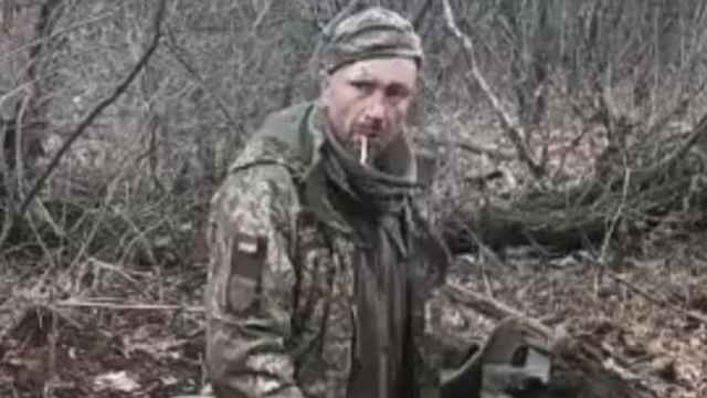 Soldado ucraniano momentos antes de ser brutalmente ejecutado.