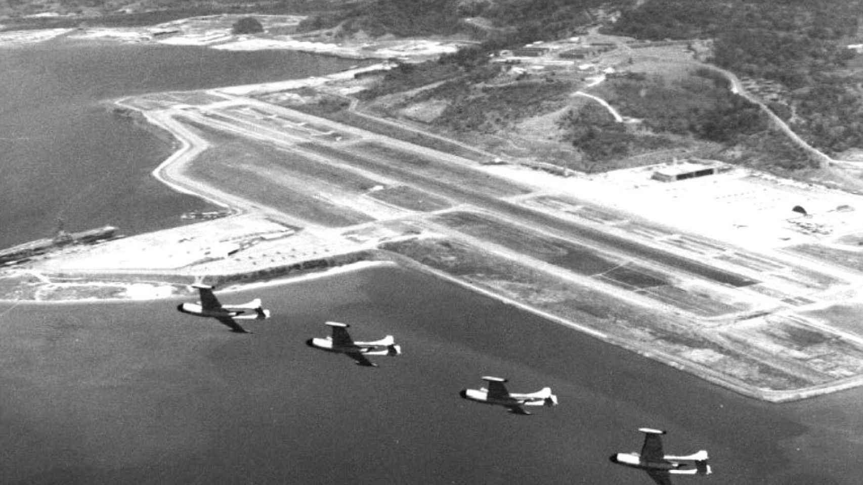 Aviones estadounidenses sobrevolando la bahía de Subic en 1960.