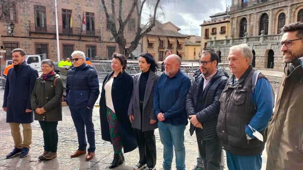 Txema Fernández e Irene Arcalá, en el centro de la foto, junto a otros dirigentes de Izquierda Unida y Podemos en Toledo.