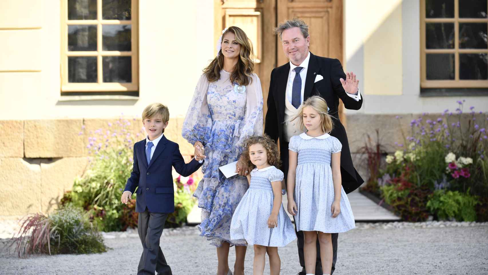 La princesa Magdalena y su marido, Christopher O´Neill, posando con sus tres hijos en Estocolmo, en agosto de 2021.