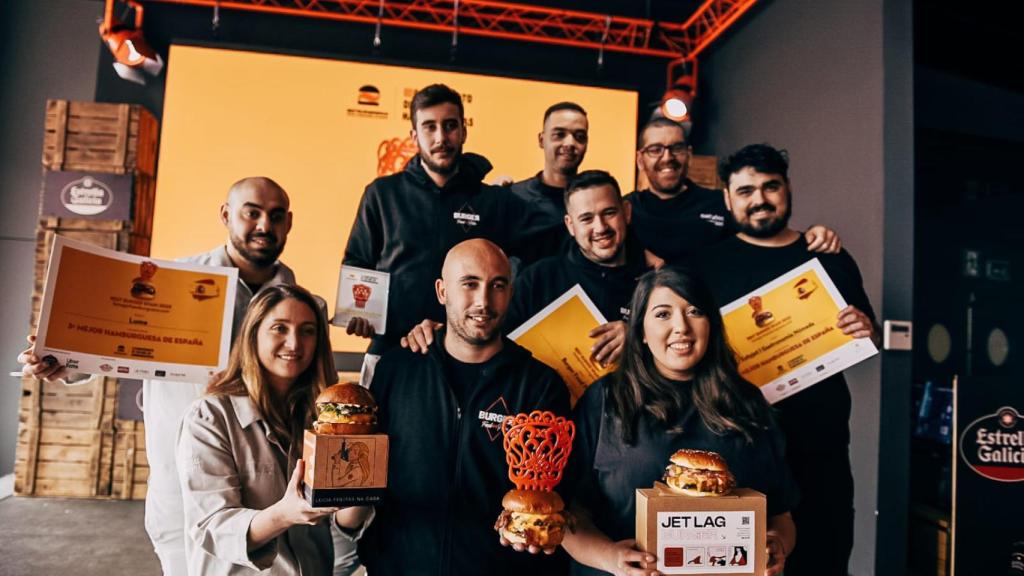 Juan Higueras, junto a su equipo tras ser premiado como el chef que hace la mejor hamburguesa de España.