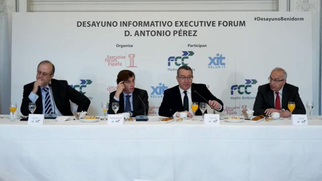 Toni Pérez interviene en el foro, presentado por José Luis Martínez-Almeida.