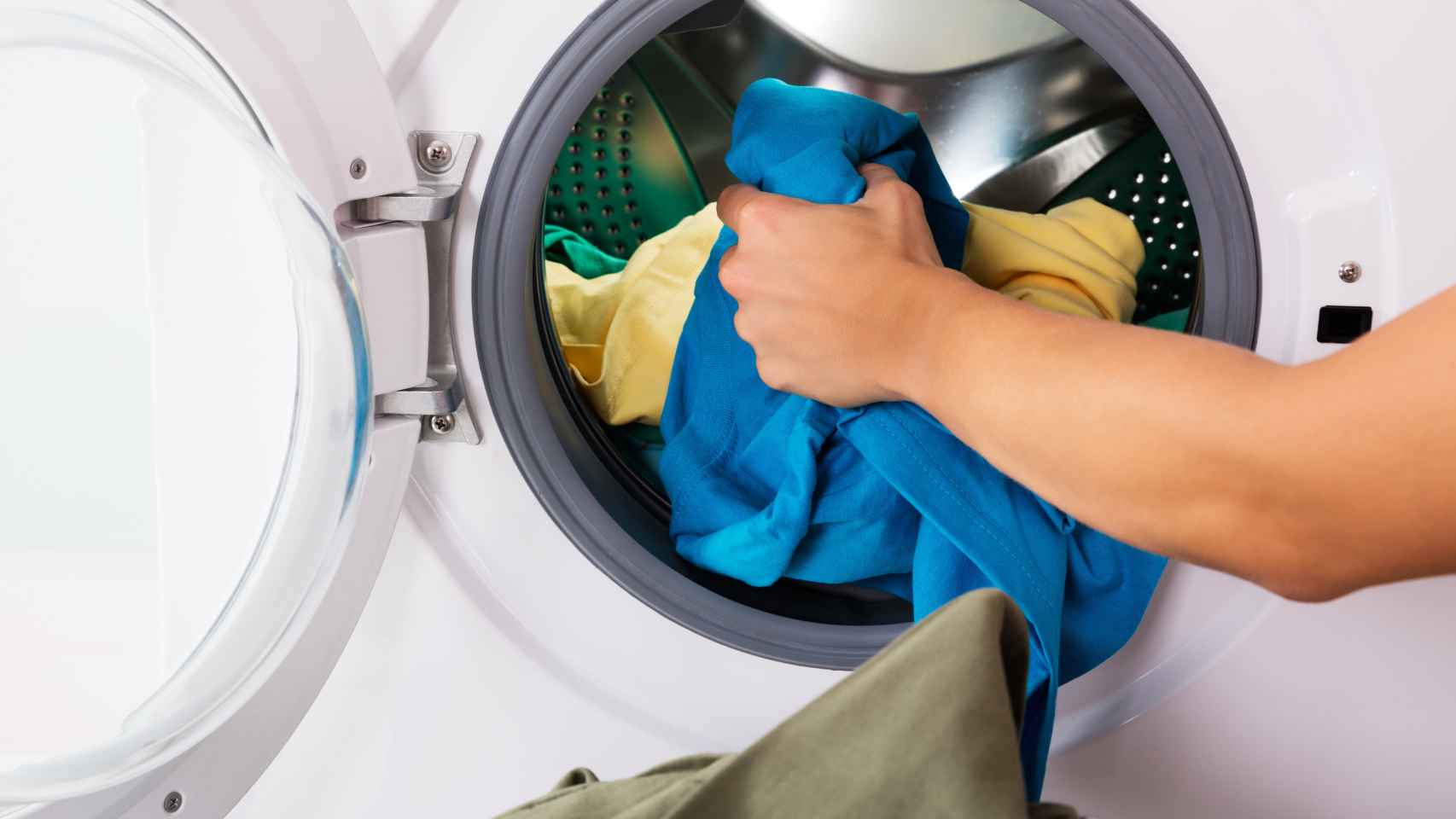 Imagen de archivo de una persona poniendo la lavadora.