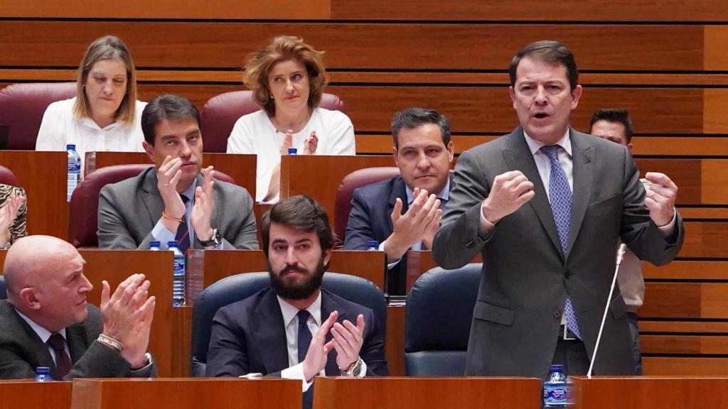 El presidente de la Junta, Alfonso Fernández Mañueco, durante una intervención en el pleno de las Cortes