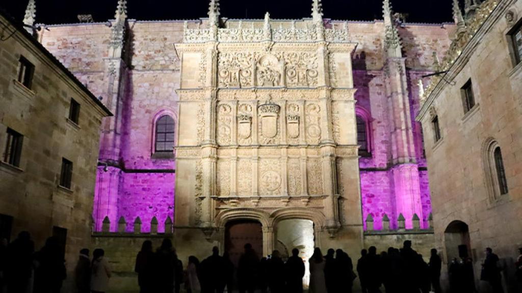 La Fachada Histórica de la Universidad de Salamanca, con el morado del Día de la Mujer