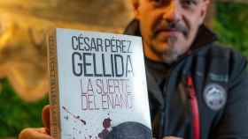 El escritor vallisoletano César Pérez Gellida con su libro La Suerte del Enano.
