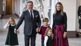 La princesa Magdalena junto a su marido, el empresario estadounidense Christopher O´Neill, y sus tres hijos en una imagen tomada en 2021.