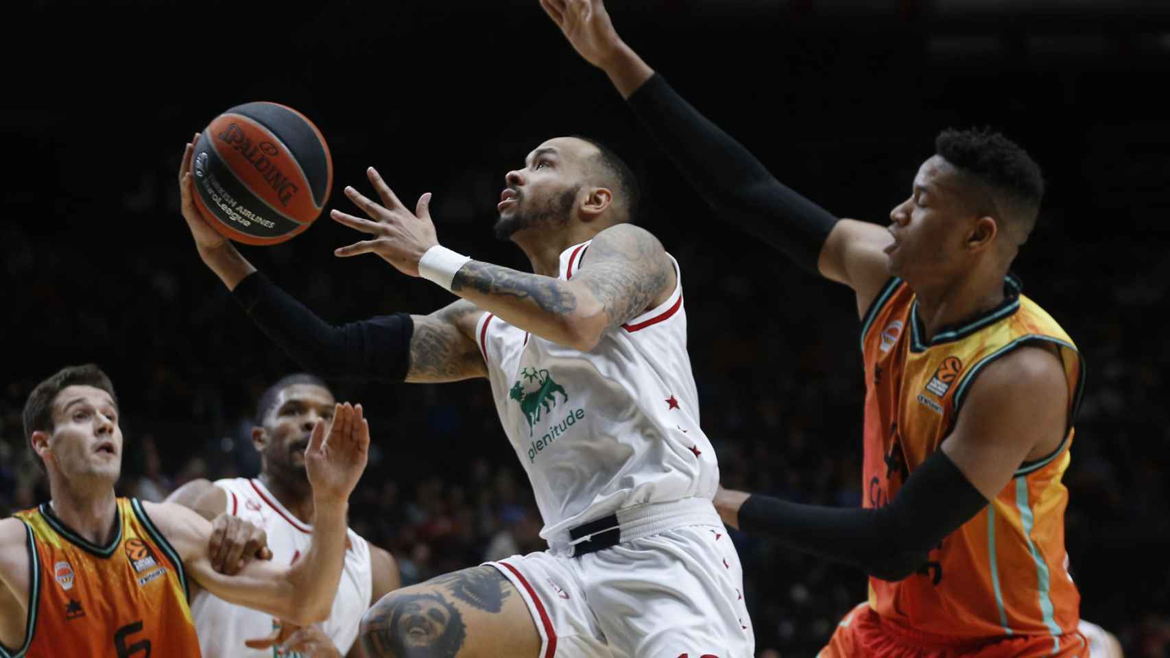 Napier y Rivero, en acción durante el Valencia Basket - Armani Milan de la Euroliga