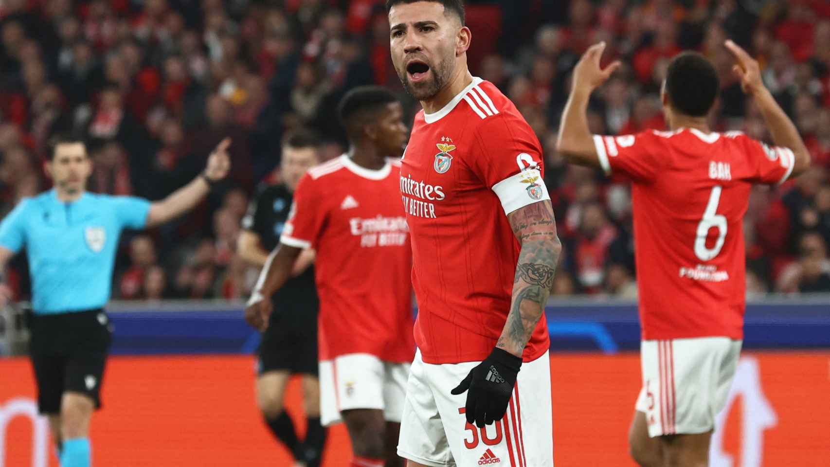 Otamendi celebra uno de los goles del Benfica.