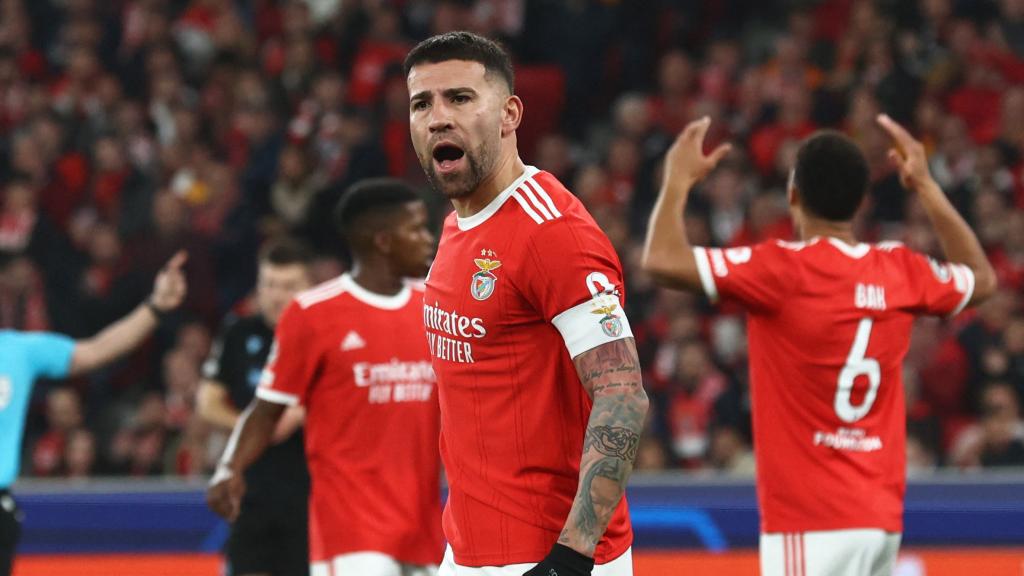 Otamendi celebra uno de los goles del Benfica.