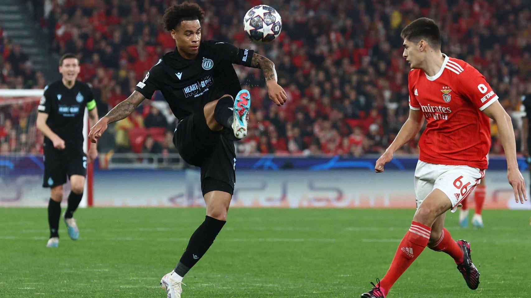 Tajon Buchanan realiza un regate frente a un jugador del Benfica.