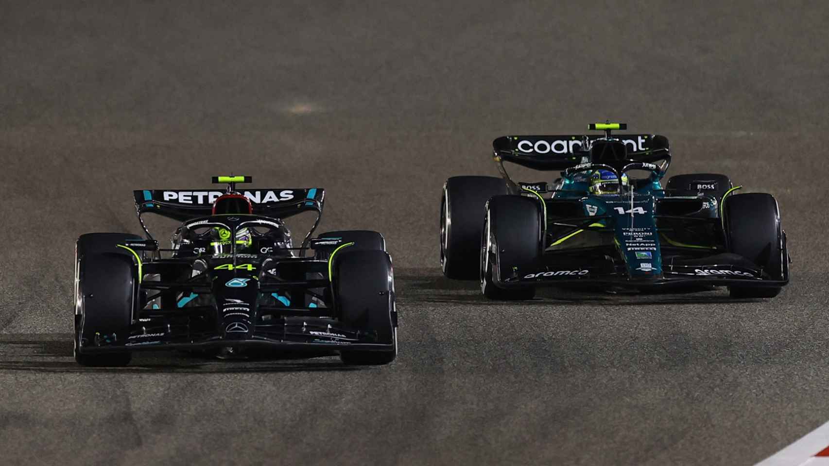Lewis Hamilton y Fernando Alonso, durante el GP de Baréin 2023