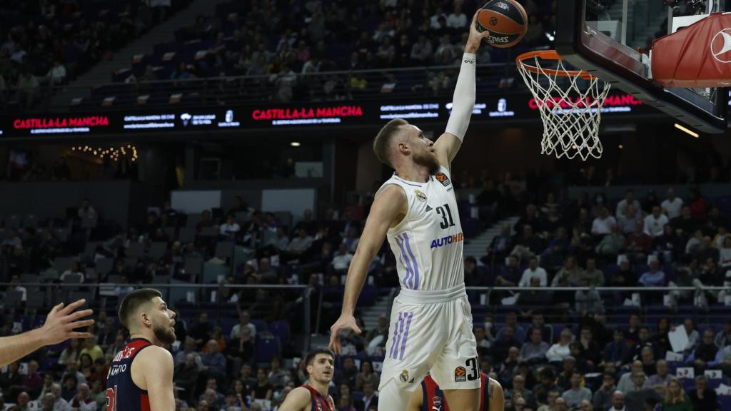 Musa anotando una canasta frente al Baskonia.